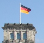 Teil des Reichtags mit der deutschen Flagge